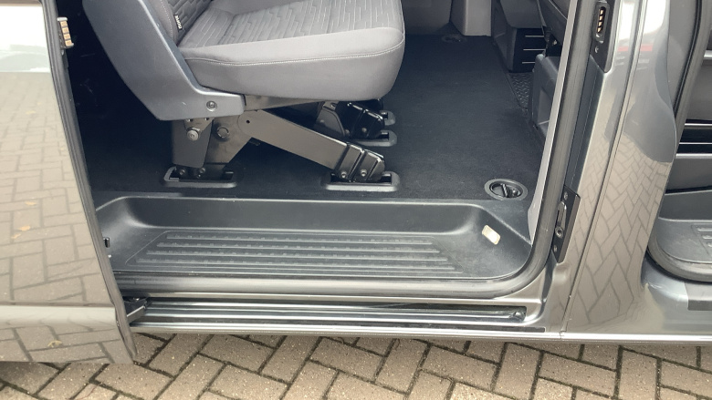 Volkswagen Transporter Shuttle T32 Swb Diesel 2.0 TDI 110PS SE Minibus